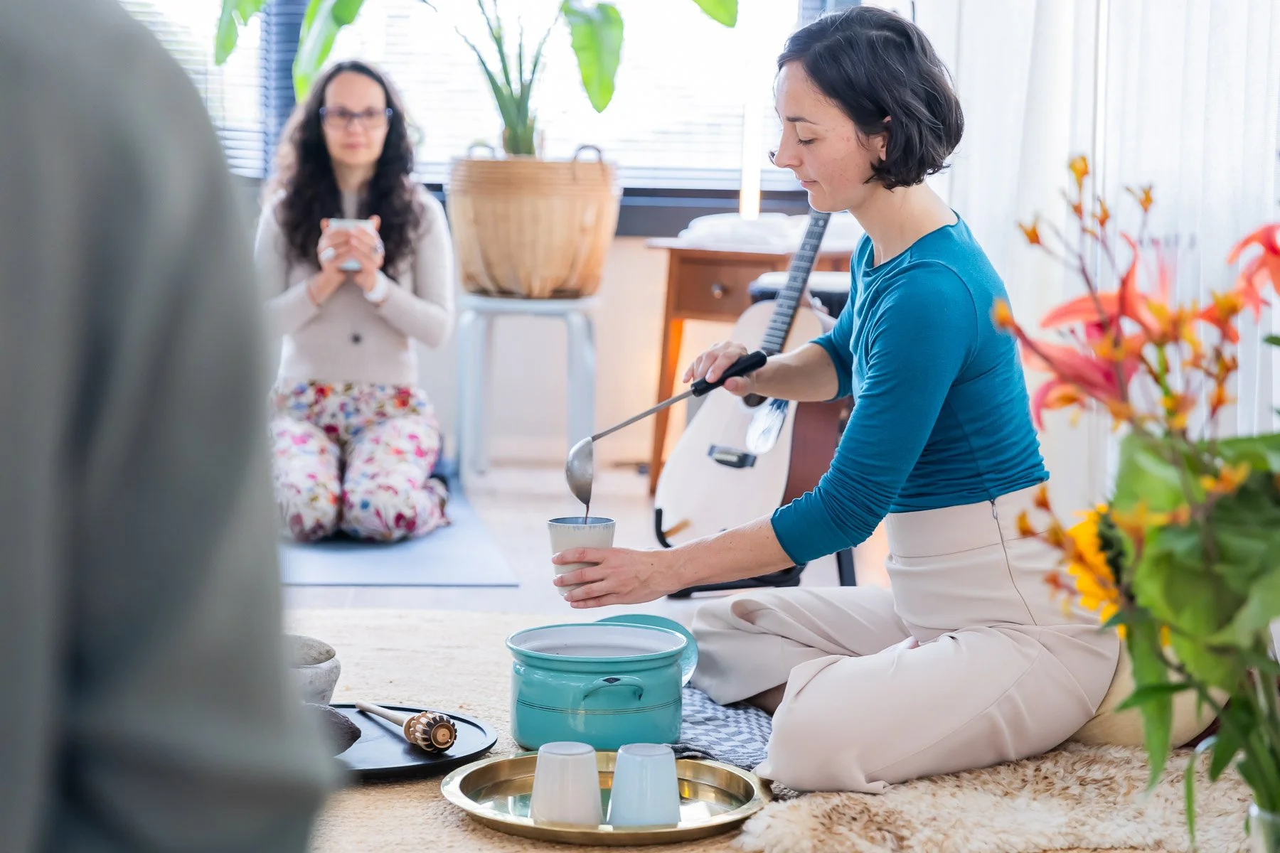 cacao ceremonie book a cacao ceremony pure cacao pure kakaw leonie emma roxs Amsterdam cacao events