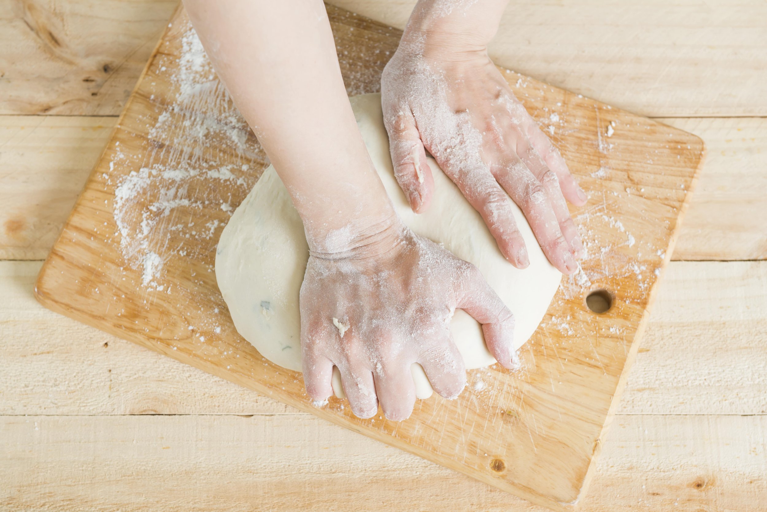 Plano cenital de profesional de panadería amasando