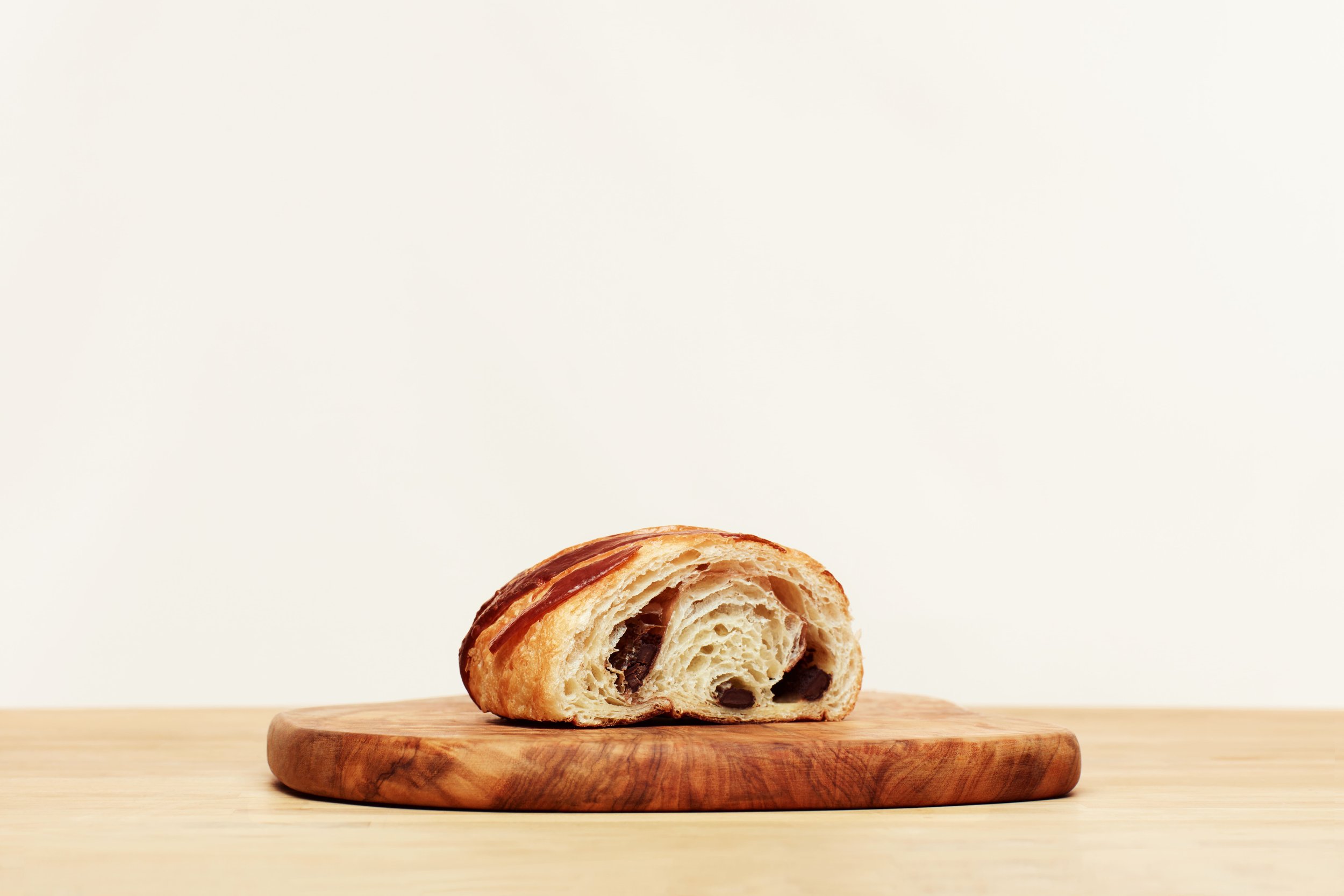 Croissant sobre una tabla de cortar