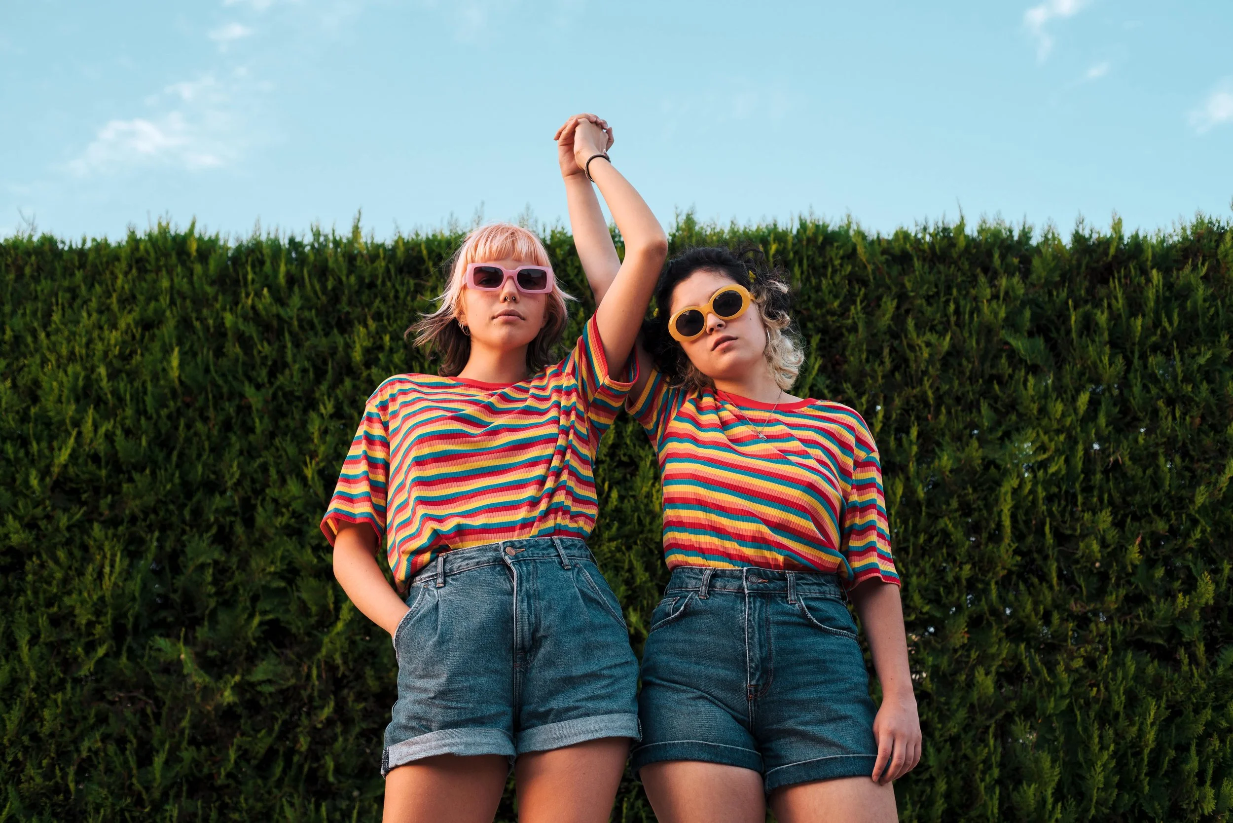 Jóvenes amigas dadas de la mano