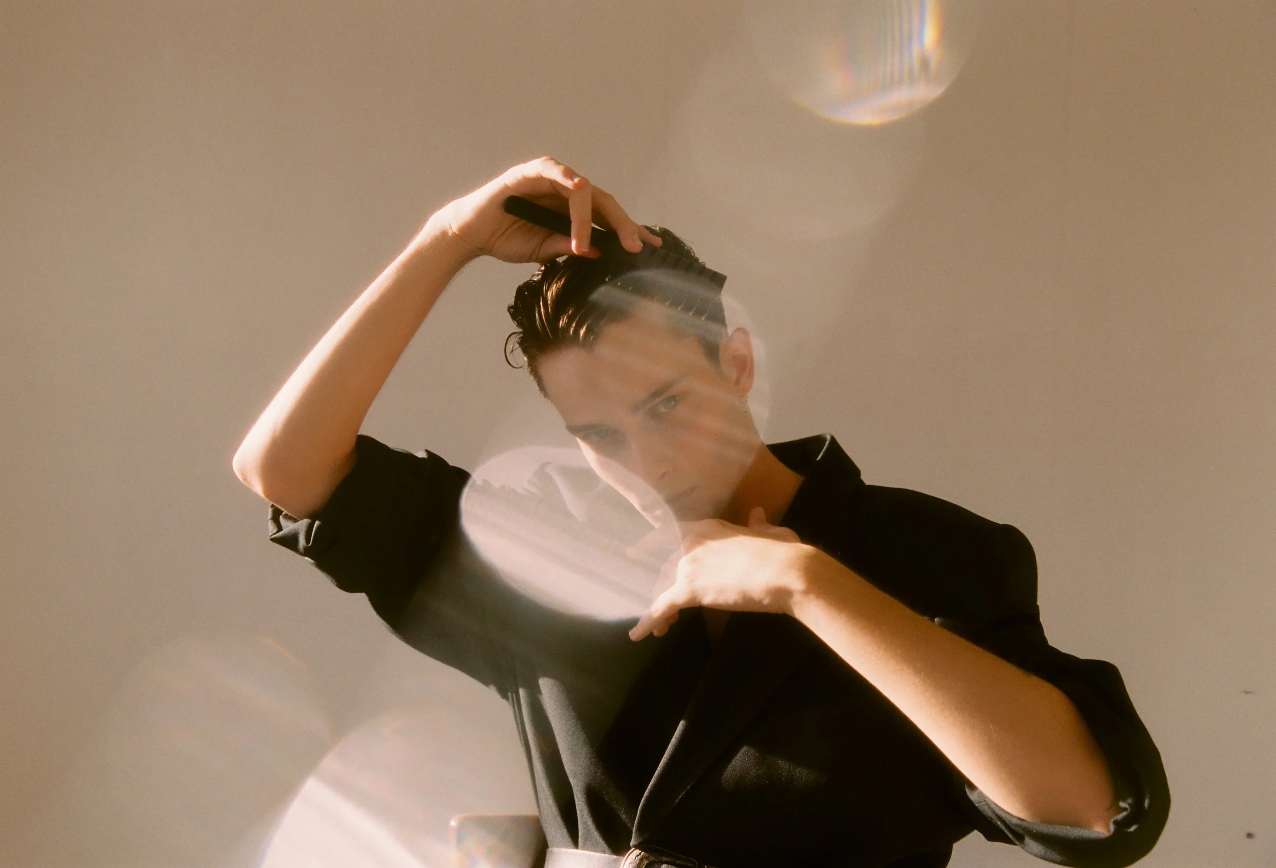 Aufnahme eines eleganten Mannes im Studio