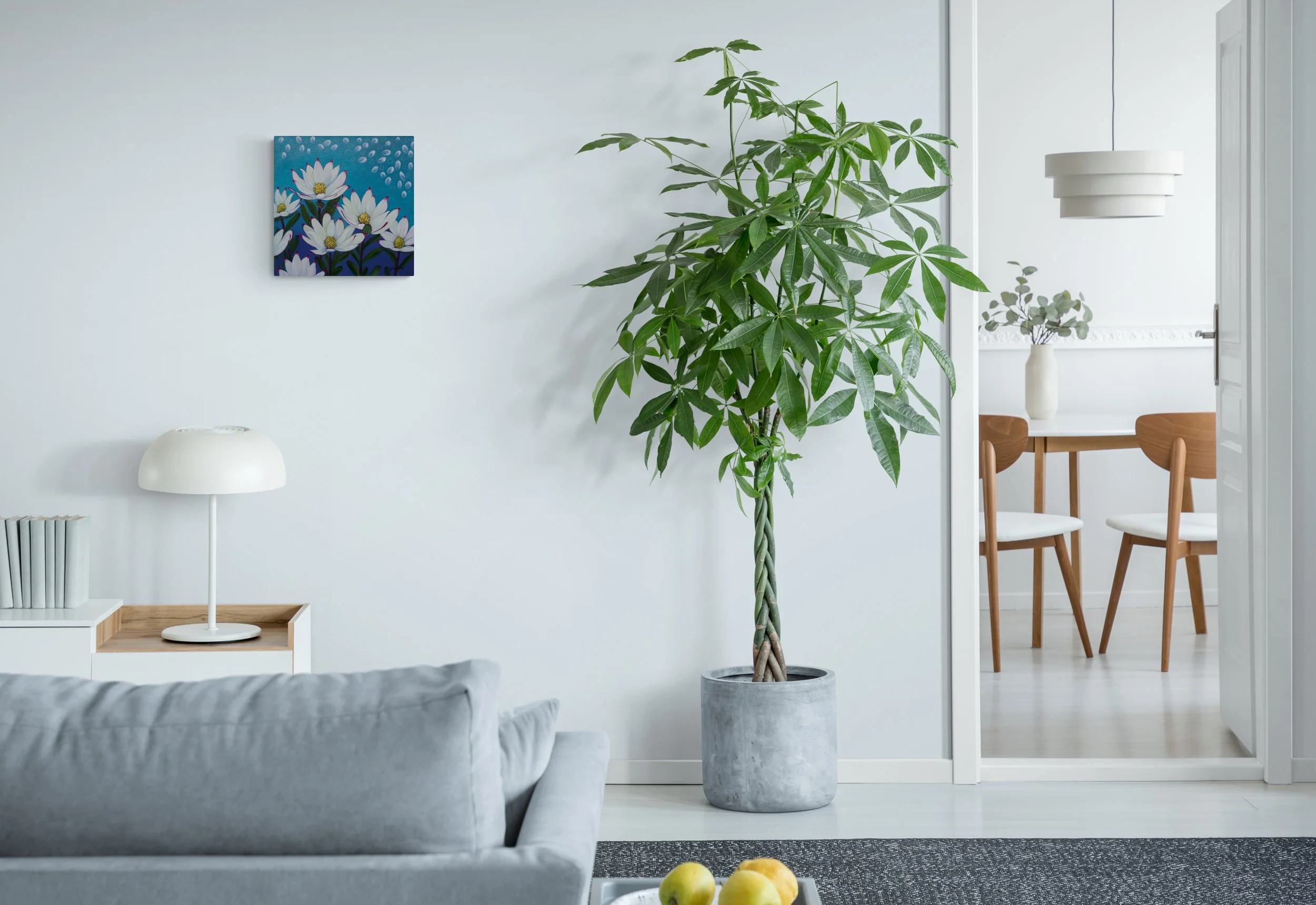 Bright_living_room_with_large_plant.jpg