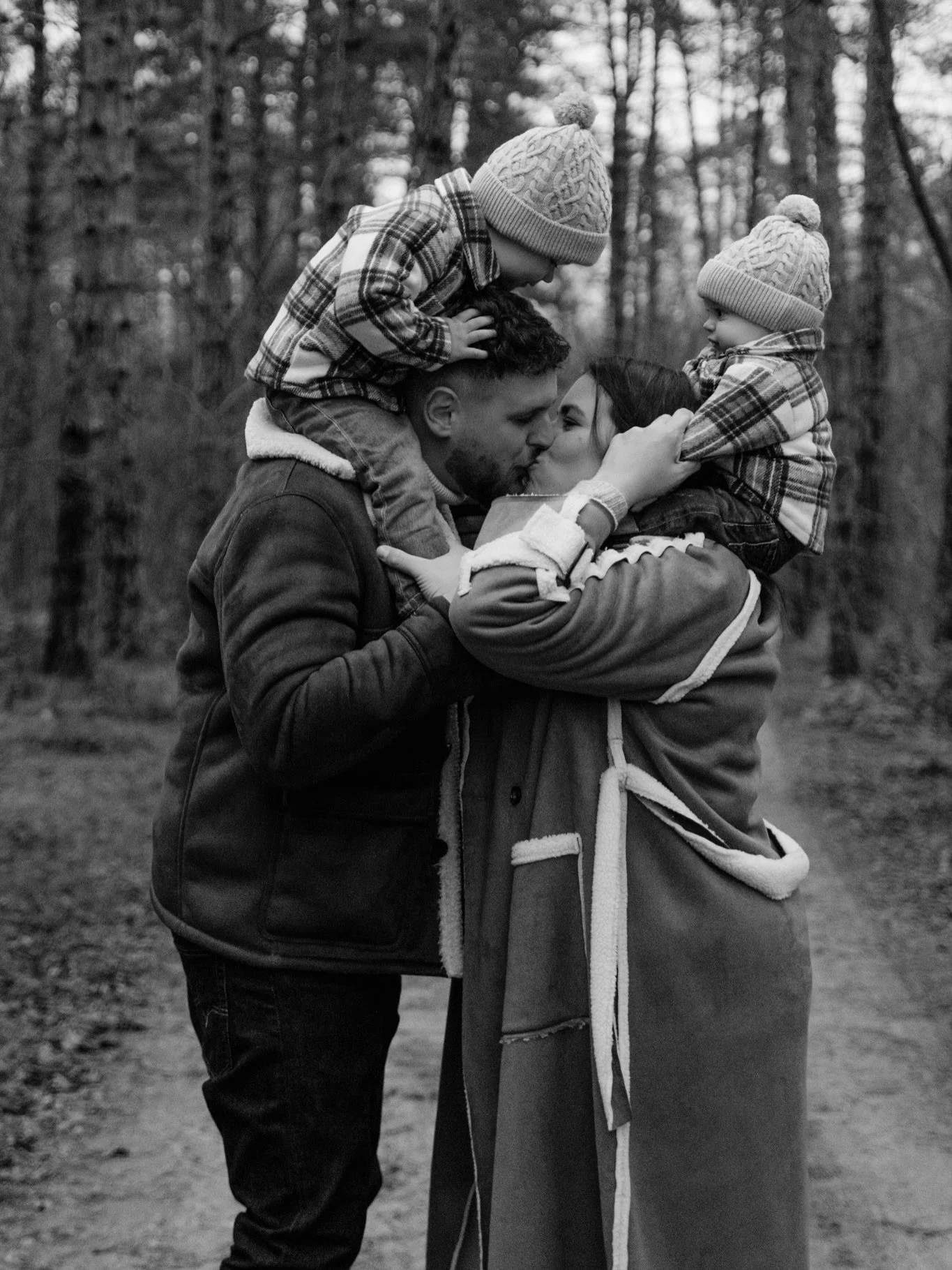 🤍🎄 In the pine forest of Veresegyh&aacute;z we shot with a cool little @forestandfield.photobus 🚌🤍 bus, and once again I realized how great it is to work with this family. If someone asked me what a harmonious, cheerful family looks like, they&rs