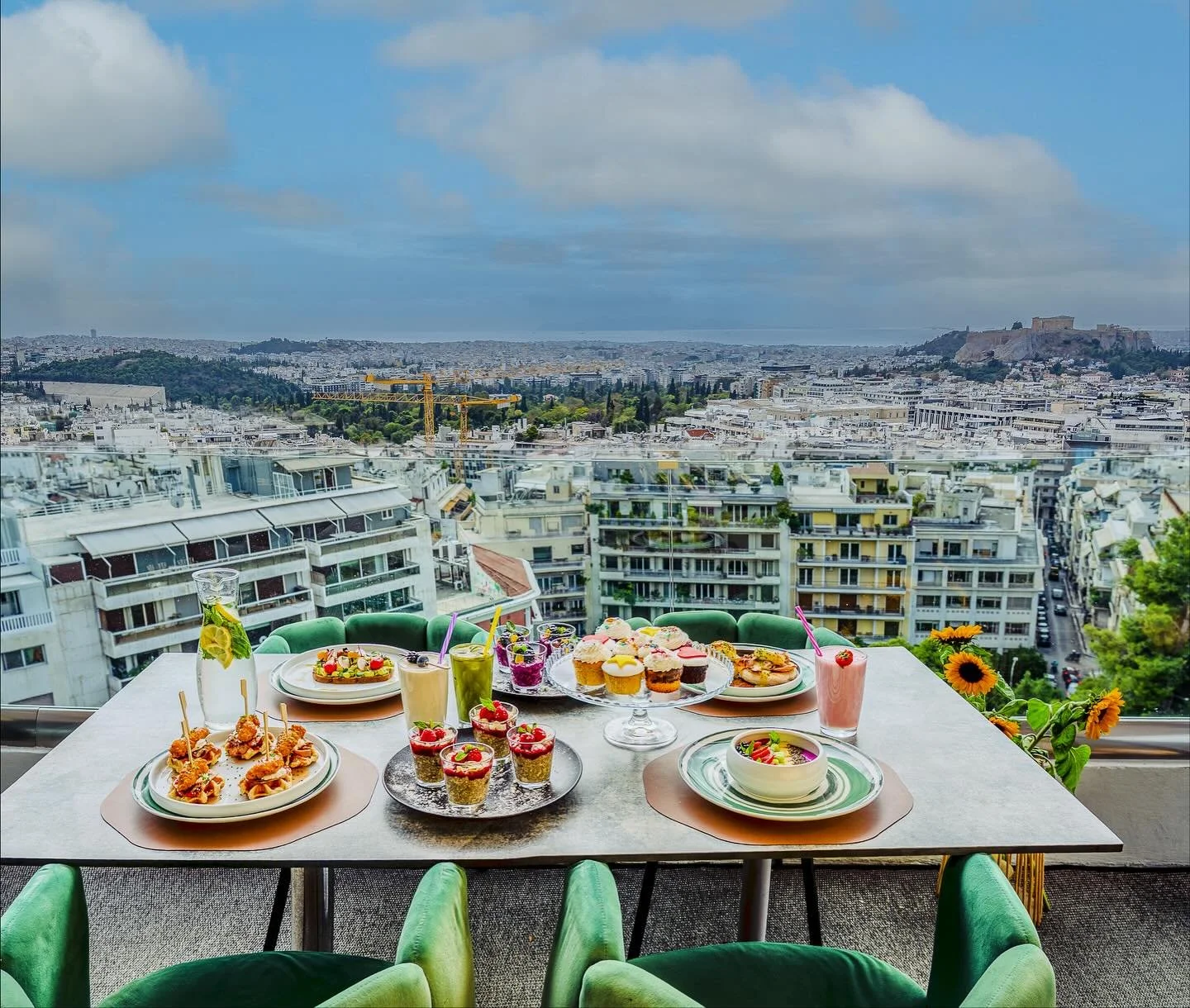 Sunday Friends &amp; Family Brunch is back at La Suite Rooftop! Delicious food, tasty treats, amazing views and fun activities for the little ones.
#sglifestyle #sundaybrunch #sglycabettus #rooftoprestaurant  #familyfun #sundayfunday
