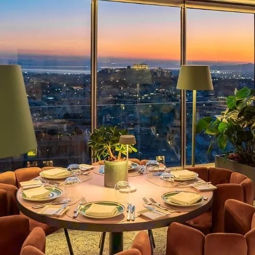 An unforgettable dining experience 🌟
Golden hour, gourmet flavors and iconic views! 📷 @diaphoto.gr 
#sglifestyle #sglycabettus #rooftoprestaurant #acropolisview #lasuitelounge #luxurylifestyle #athenshotels