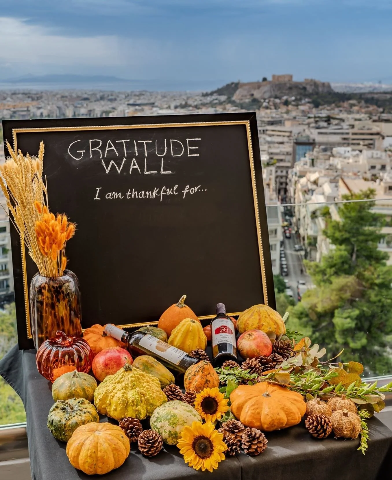 Thanksgiving on the rooftop! Feasting with a view and gratitude in the air 🙏 #sglifestyle #lasuitelounge #rooftoprestaurant #acropolisview #thanksgiving #gratitude #sglycabettus 📷@diaphoto.gr