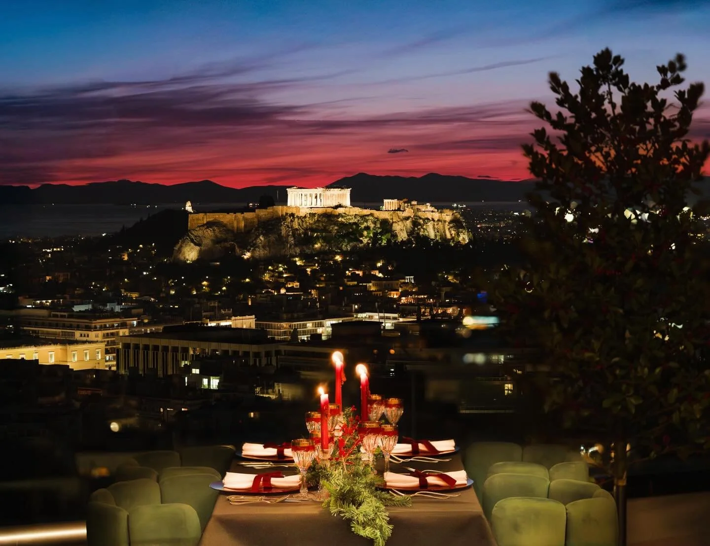 Join us for a magical Red Christmas Eve under the stars at La Suite Rooftop!
#sglifestyle #sglycabettus #christmasfestivities #rooftoprestaurant #acropolisview #redchristmasdinner