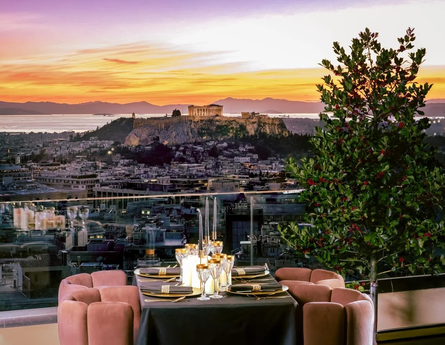 Welcoming the new year under the stars!🌟 #sglifestyle #sglycabettus  #rooftoprestaurant #acropolisview #lasuitelounge #newyearseve