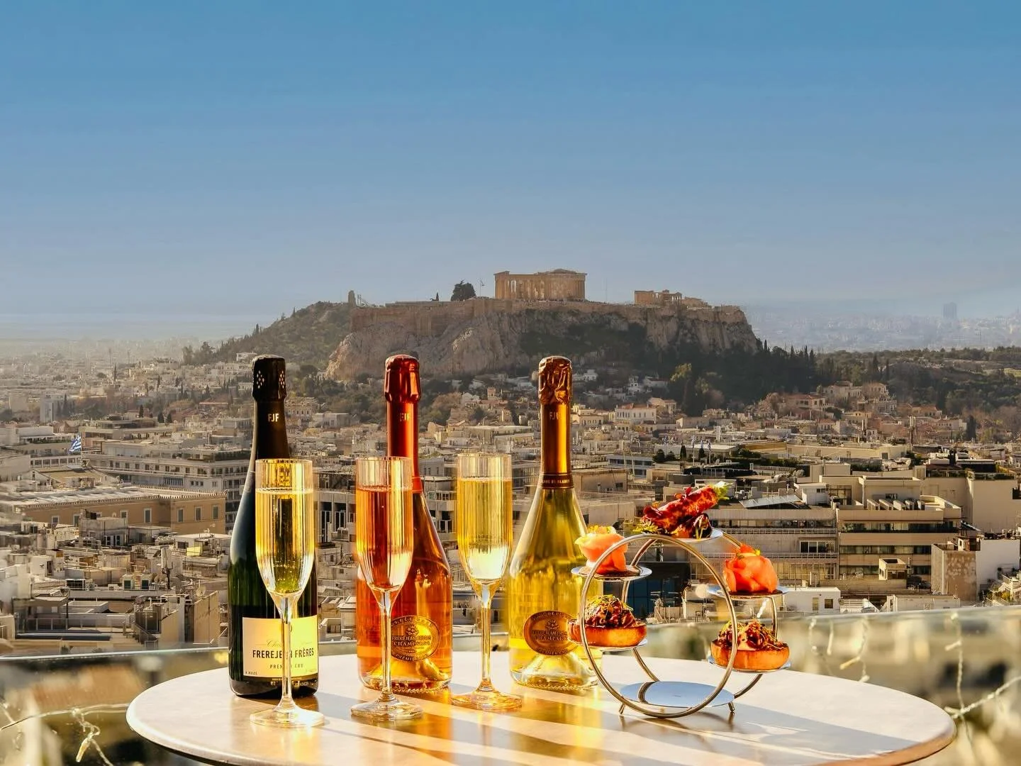 Champagne moments on the Rooftop! Frerejean Fr&egrave;res artisanal champagne and gourmet bites by Fine Foods Collection combined with a breathtaking view!  #sglifestyle #sglycabettus #lasuitelounge #rooftoprestaurant #acropolisview