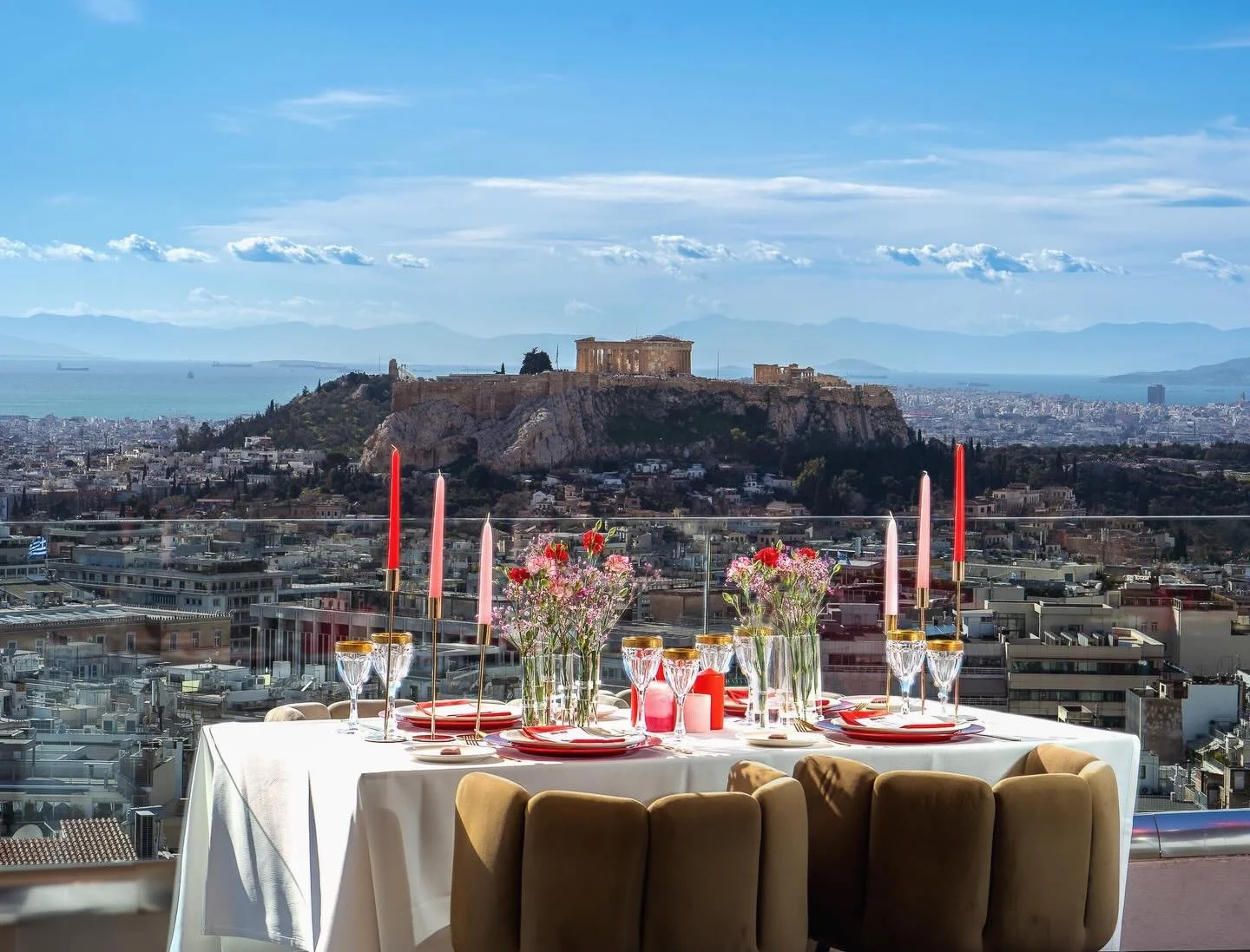 Live out your rooftop romance this Valentine&rsquo;s at La Suite Lounge!
#sglifestyle #sglycabettus #rooftopromance #acropolisview #valentinesday❤️