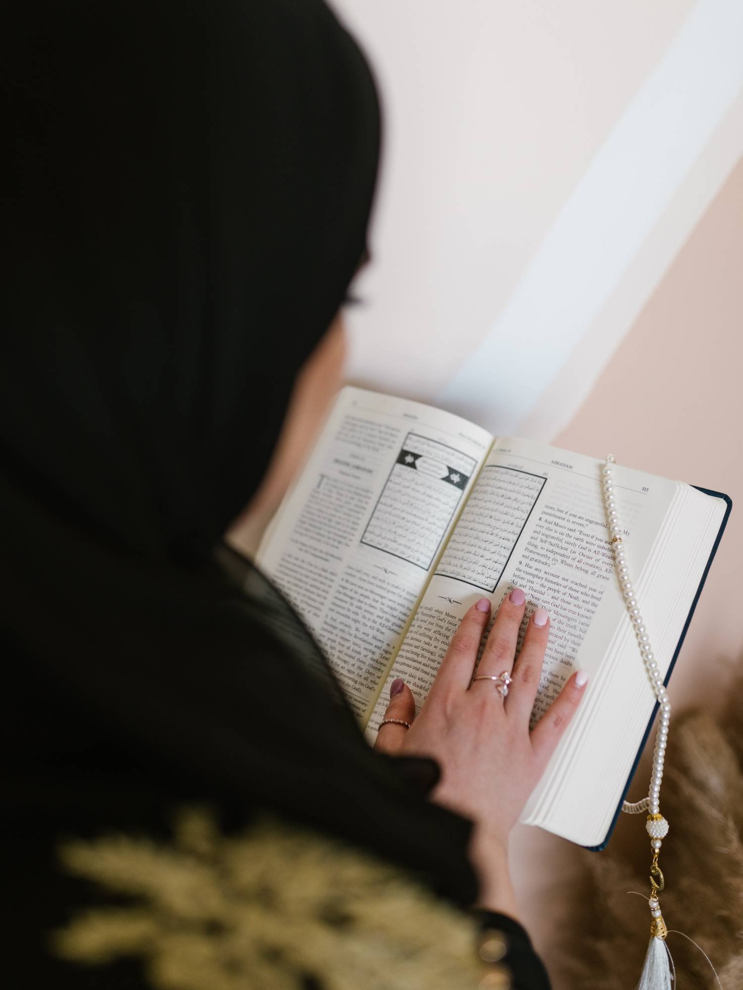 Femme musulmane apprêtée qui lit le Coran