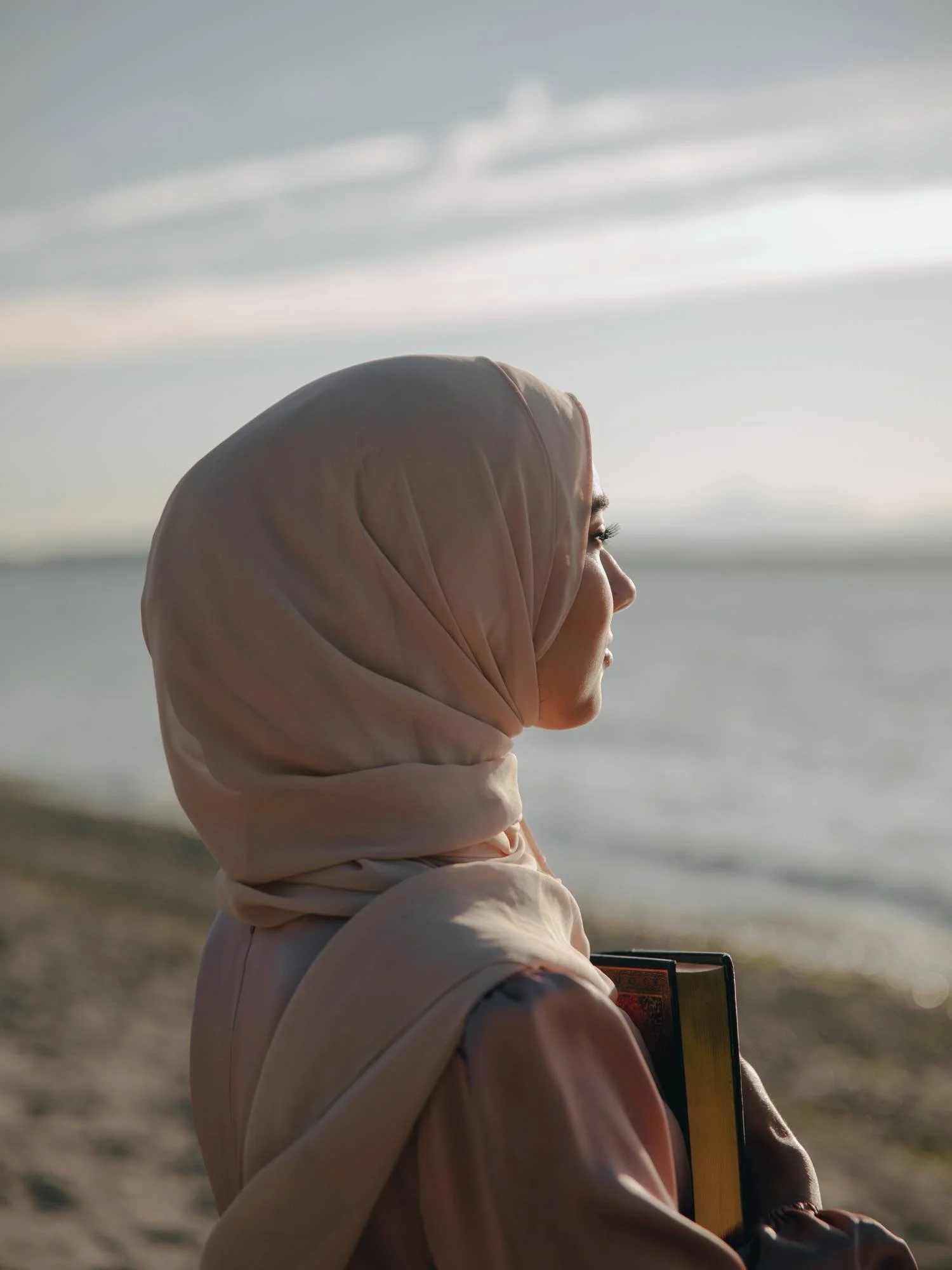 Femme musulmane qui médite sur la création d'Allah coran à la main