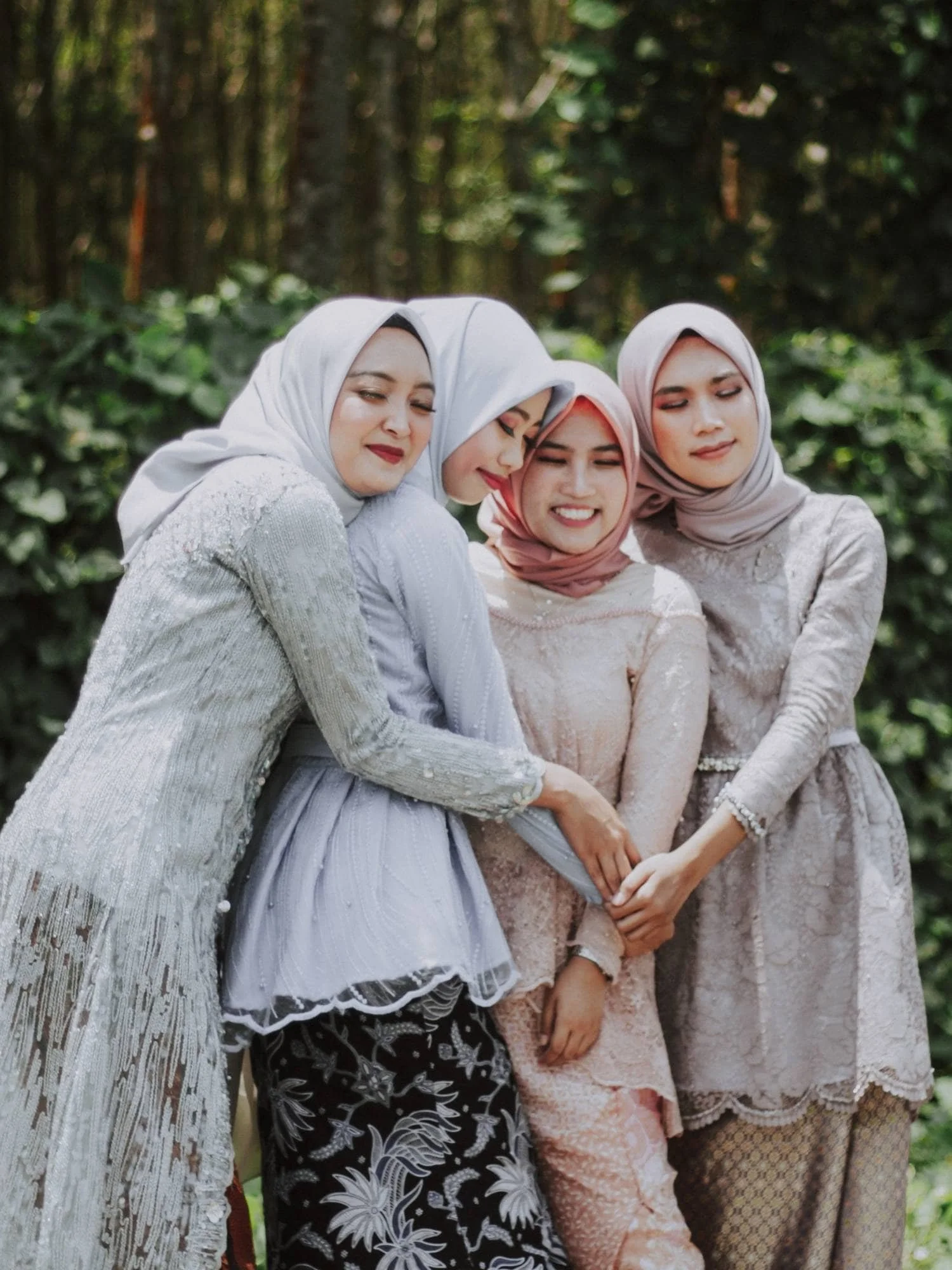 Groupe de femmes musulmanes partageant un moment de joie et bonne humeur