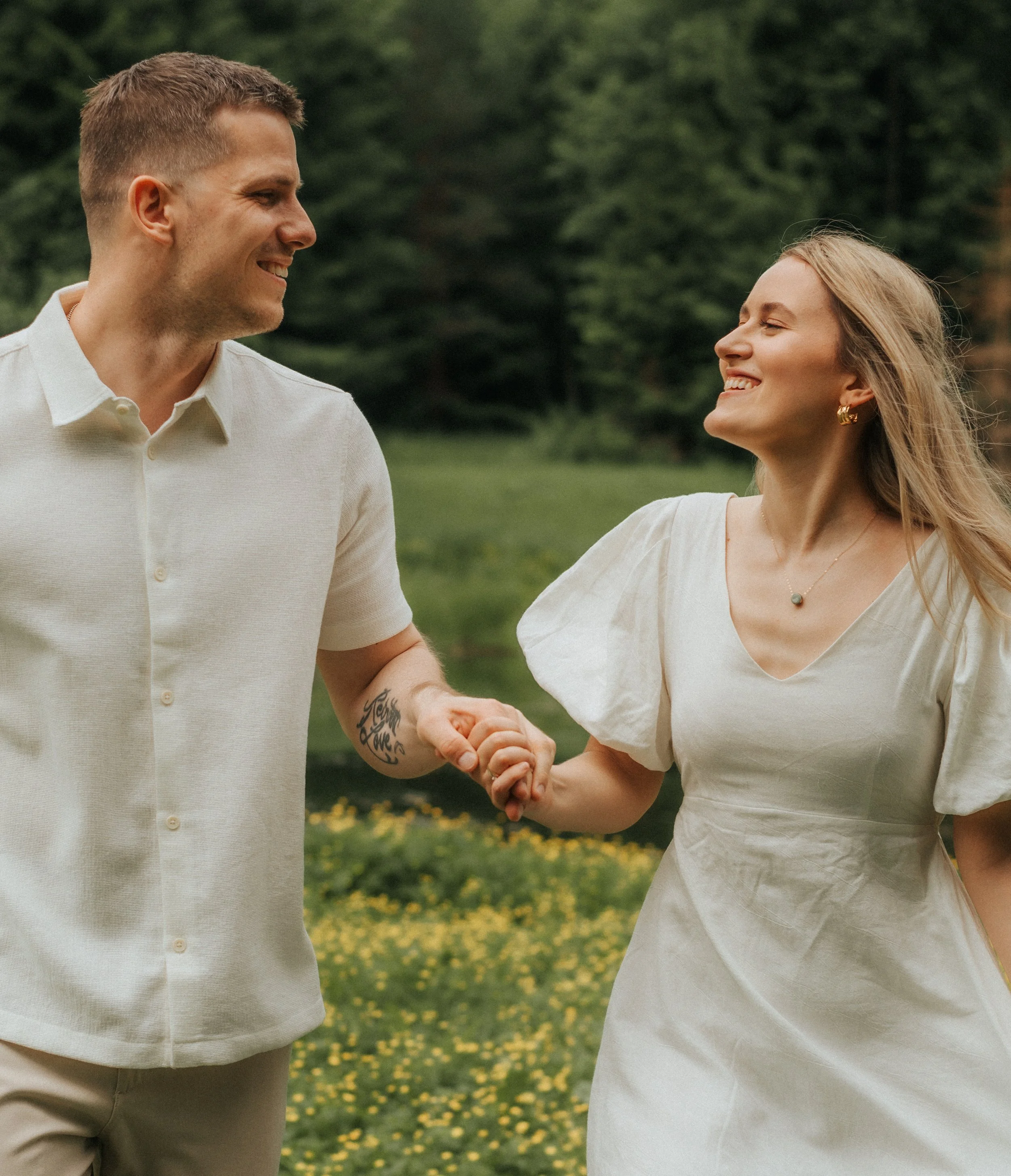 Beāte &amp; Jānis 🤍
Minimālistiskas un ļoti sirsnīgas jūnija kāzas. 🌿

#kāzas #kāzufotogrāfs #kāzufoto #kāzufotosesija #weddinglatvia #wedding #kāzaslatvijā #fotogrāfskurzemē #fotogrāfs #fotogrāfsrīgā #fotogrāfslatvijā #fotogrāfszemgalē #elopement 