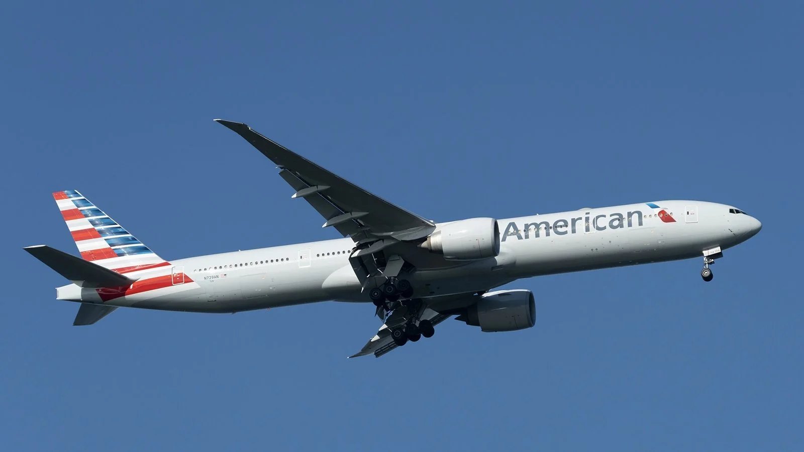 American Airlines Boeing 777-300ER in flight en route from London to Miami