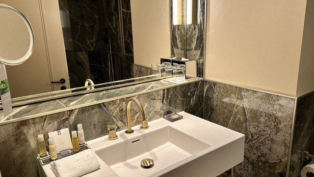 StPancrasRenaissanceLondon_HotelReview_Bathroom.jpeg