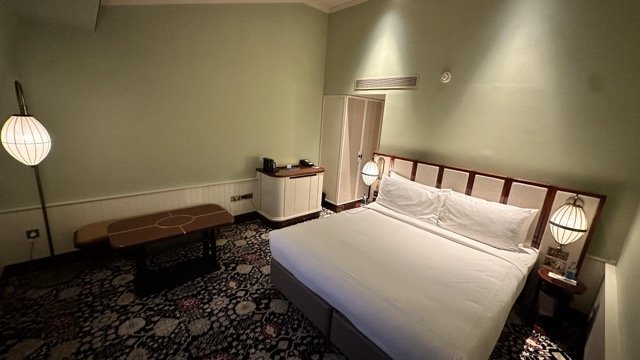 StPancrasRenaissanceLondon_HotelReview_KingBed.jpeg