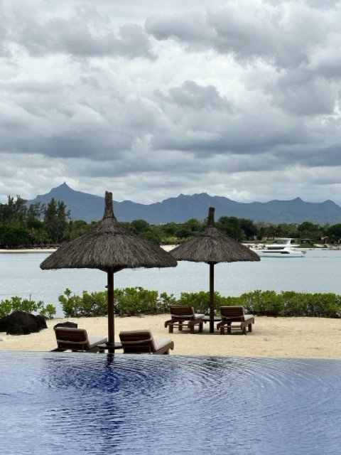 The_Oberoi_Mauritius_Pool_Beach.jpeg