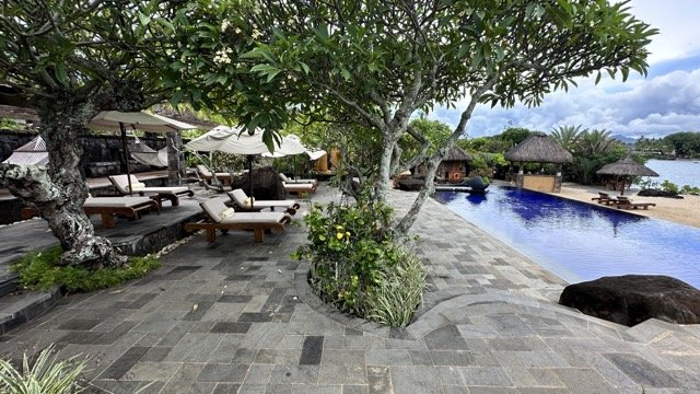 The_Oberoi_Mauritius_Pool.jpeg