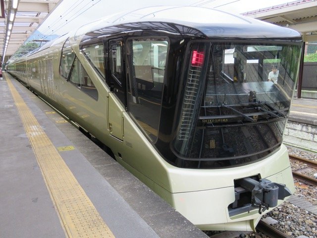 Train_Suite_Shiki-Shima_Train.jpeg