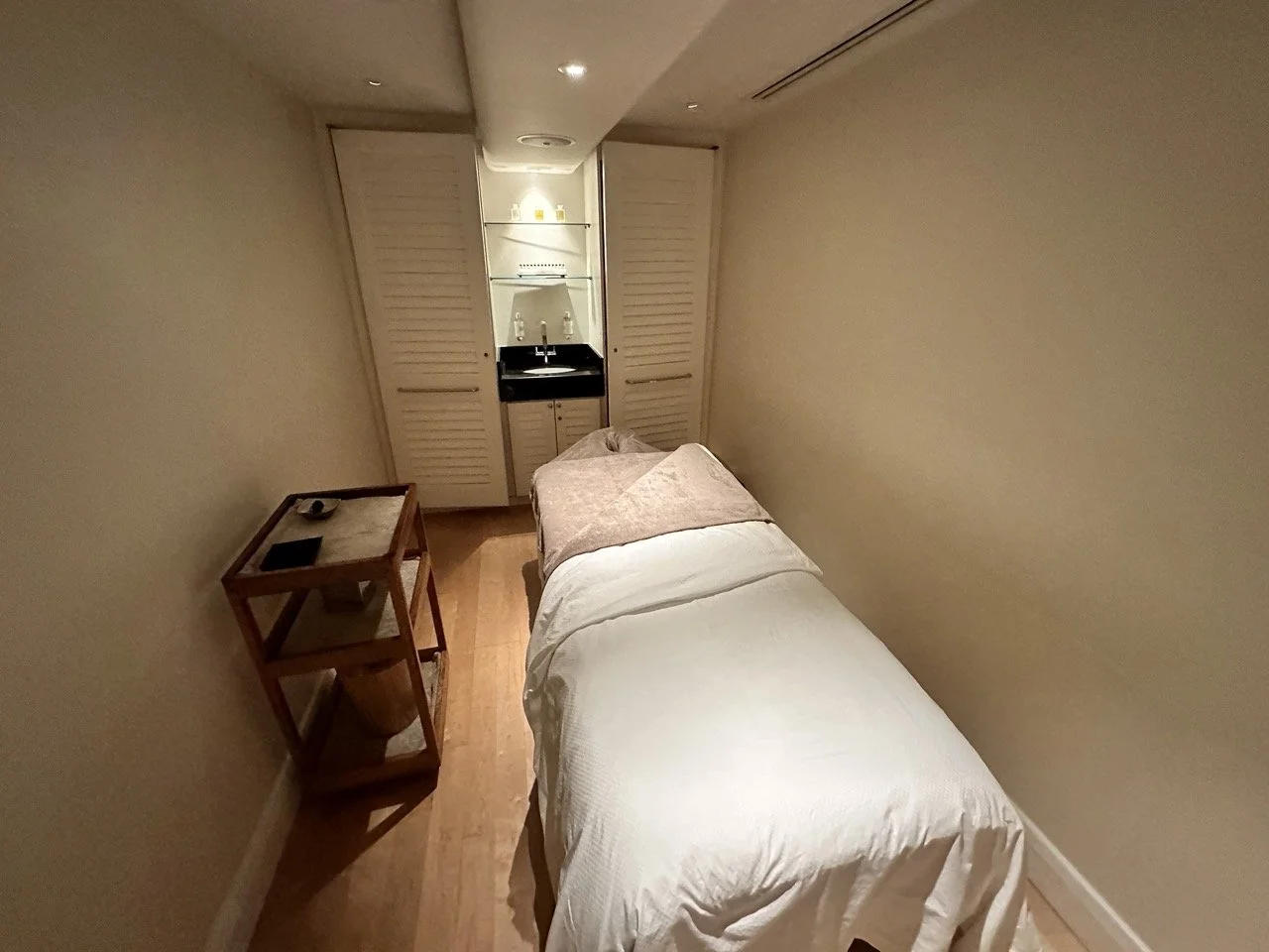 Single treatment suite