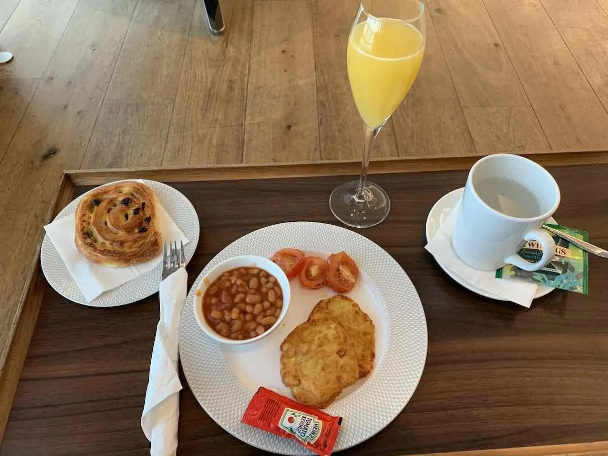 breakfast-ordering-food-theprivatetraveller