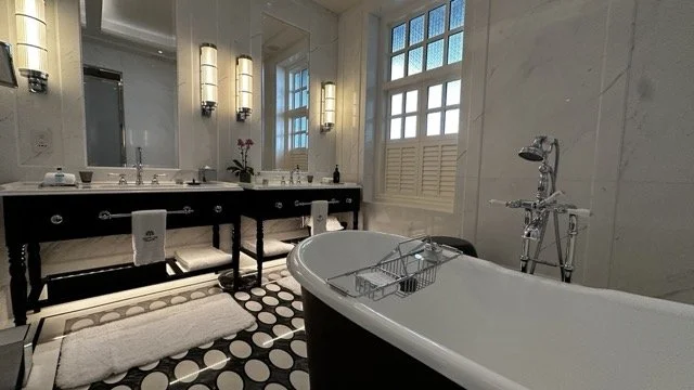 Raffles_Singapore_Bathroom.jpeg