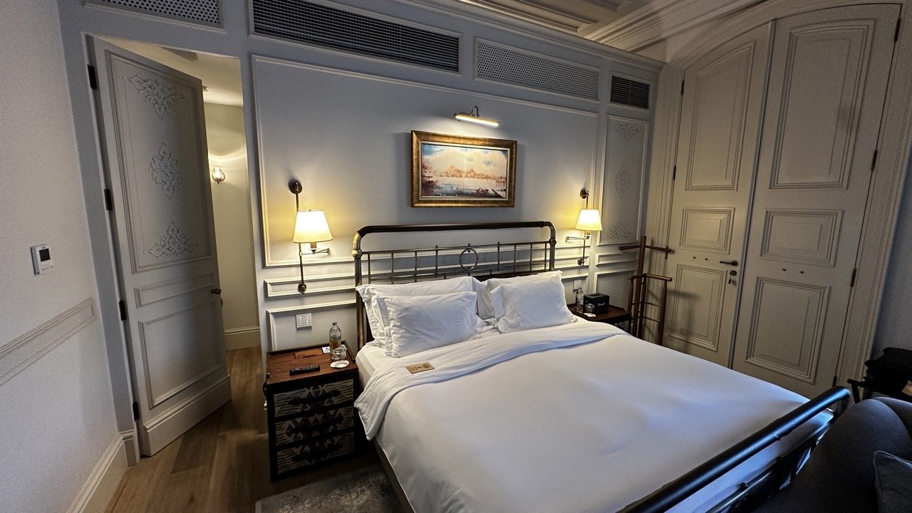 luxury_bedroom_king_size_bed.jpeg