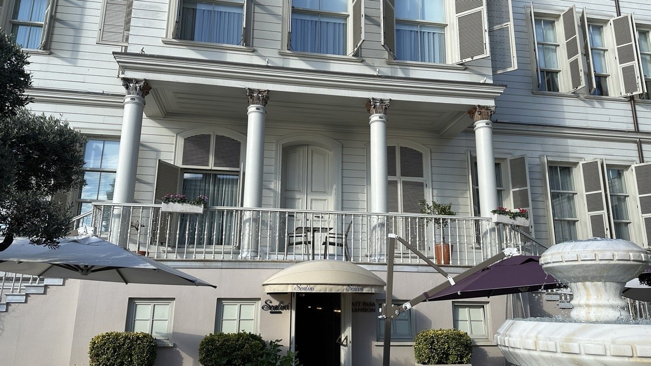 mansion_exterior_balcony_columns.jpeg