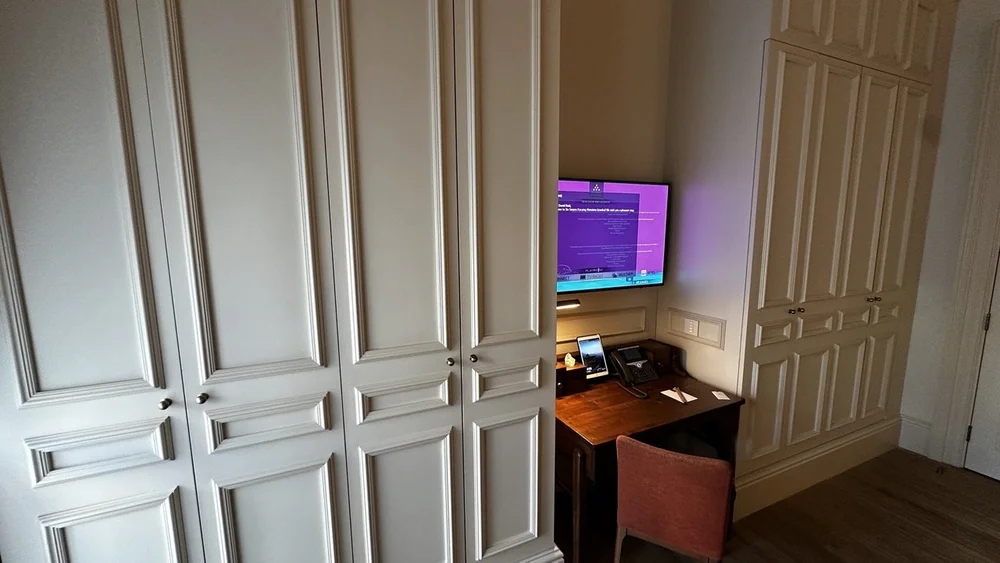 luxury_room_workspace_tv.jpeg