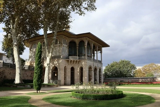topkapi_palace_pavilion_garden.jpeg