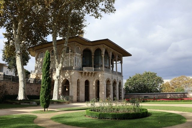 topkapi_palace_pavilion_garden.jpeg