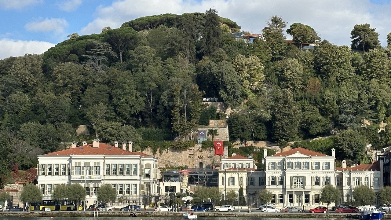 luxury_mansion_hillside_landscape.jpeg