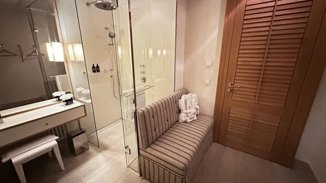 luxury-spa-suite-bathroom-comfort.jpeg