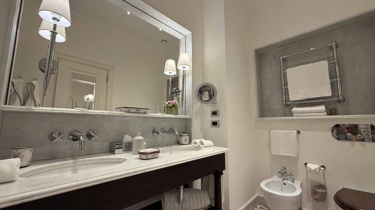 villa-igiea-palermo-deluxe-room-124-ensuite-bathroom.jpeg