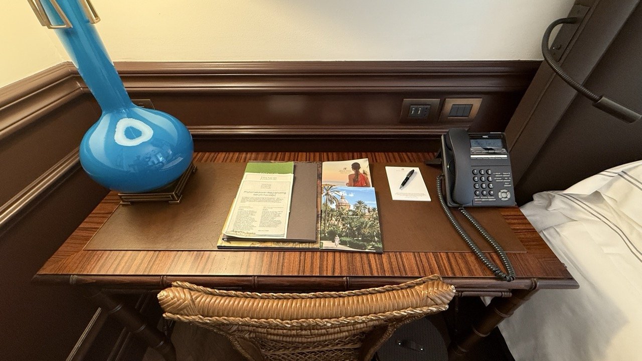 villa-igiea-palermo-writing-desk-in-room-124.jpeg