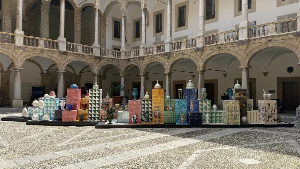 contemporary-sicilian-ceramics-palermo-courtyard-installation.jpeg
