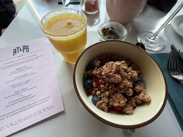 amerikalinjen-atlas-breakfast-granola-orange-juice.jpeg