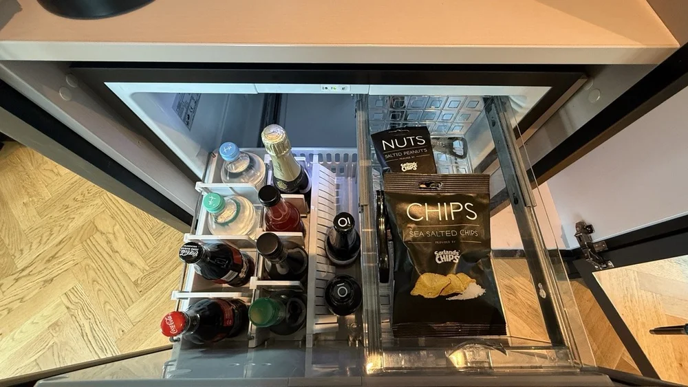 amerikalinjen-minibar-snacks-drinks-closeup.jpeg