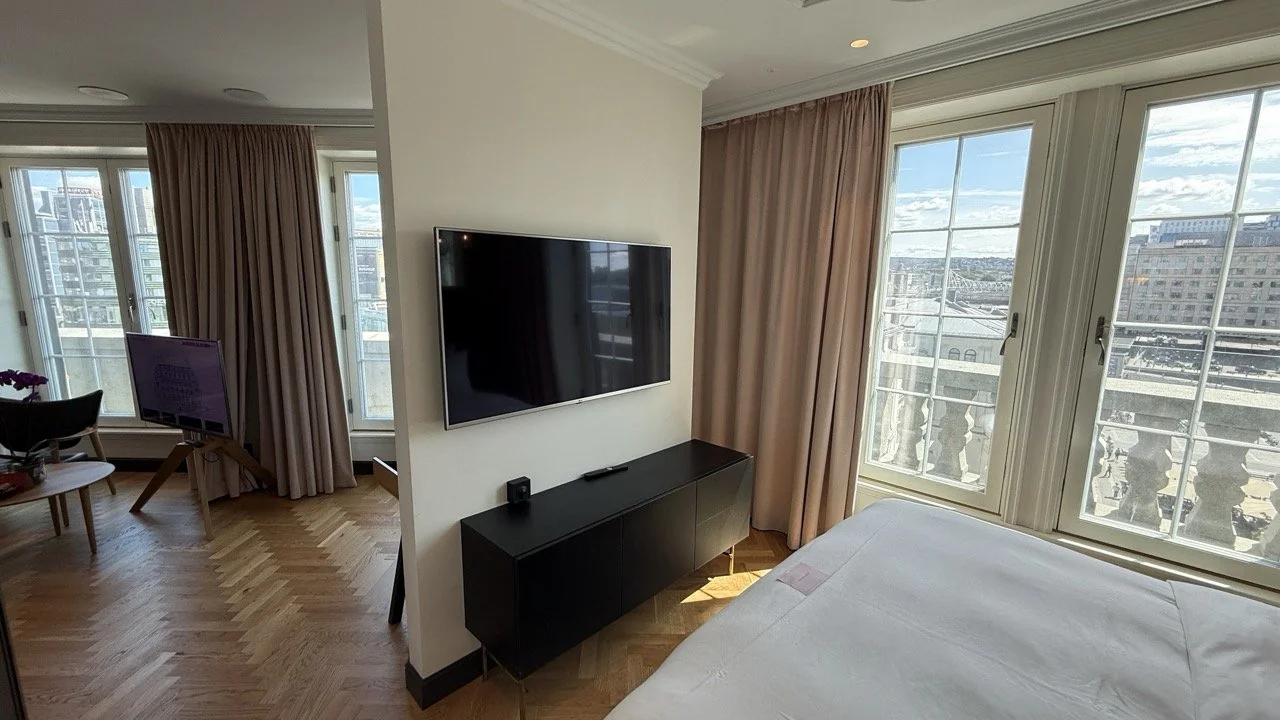 amerikalinjen-suite-tv-living-area-balcony.jpeg
