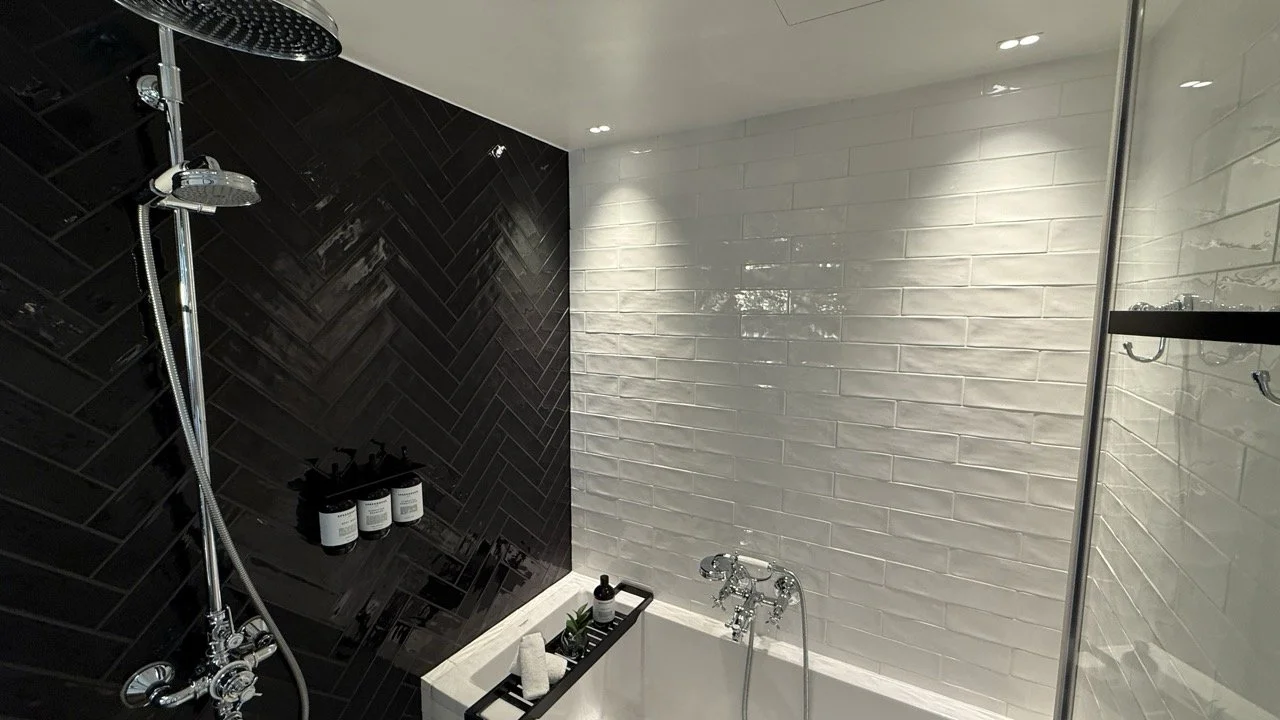 amerikalinjen-bathroom-black-white-tiles.jpeg