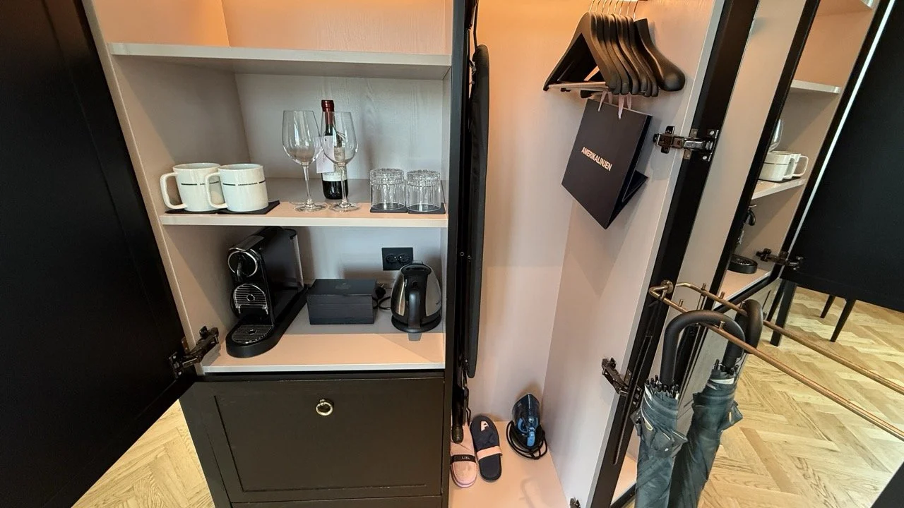 amerikalinjen-minibar-closet-amenities.jpeg