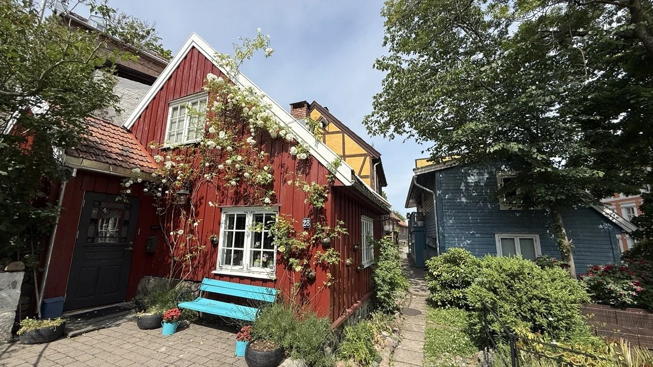 colourful-houses-egerbergløkka-oslo-cottages.jpeg