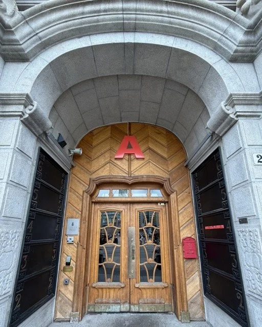 amerikalinjen-hotel-oslo-entrance-arched-door.jpeg