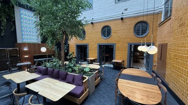 amerikalinjen-hotel-oslo-yellow-tile-wall-seating.jpeg