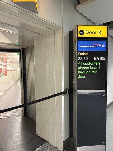 ba105-dubai-boarding-gate-door-b-signage.jpeg