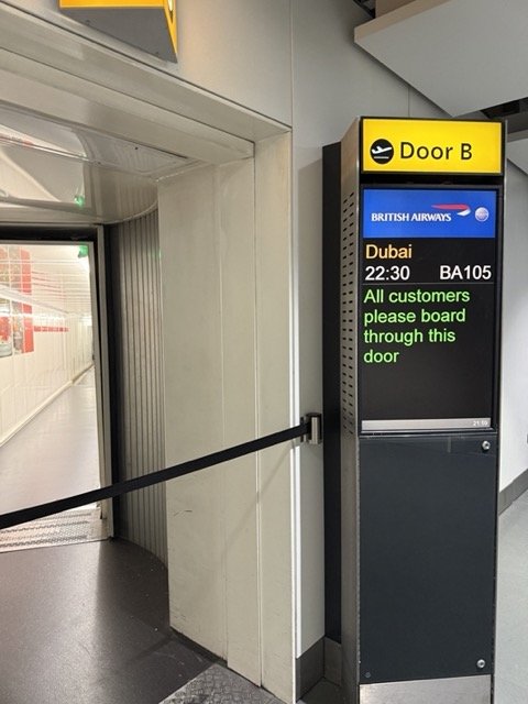 ba105-dubai-boarding-gate-door-b-signage.jpeg