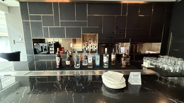 british-airways-lounge-dubai-bar-closeup-premium-drinks.jpeg