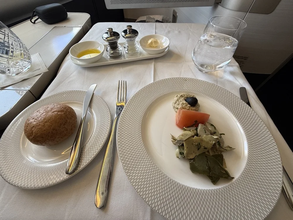 british-airways-first-class-appetiser-hummus-tomato-artichoke-roll.jpeg
