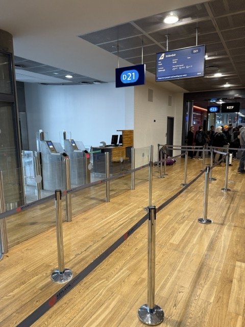 keflavik-airport-boarding-gate-d21-icelandair.jpeg